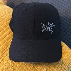 New without tags Arc’teryx hat. I bought wrong size for my husband.